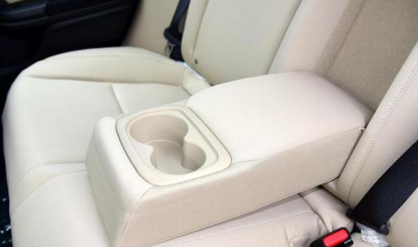 后排杯架，不僅僅是放杯子還能加熱制冷（智能實(shí)用很貼心）