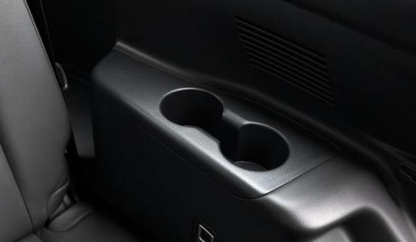 后排杯架，不僅僅是放杯子還能加熱制冷（智能實(shí)用很貼心）