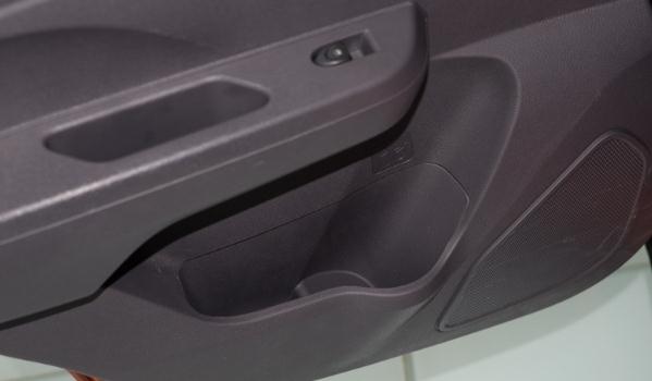 后排杯架，不僅僅是放杯子還能加熱制冷（智能實(shí)用很貼心）