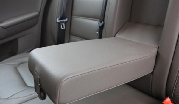 后排中央扶手，可收納可儲物（時尚奢華有品味）