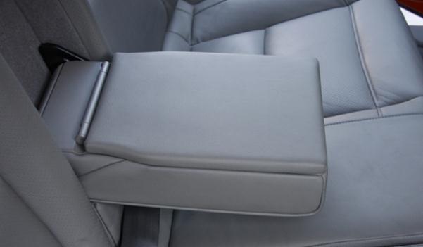 后排中央扶手，可收納可儲物（時尚奢華有品味）