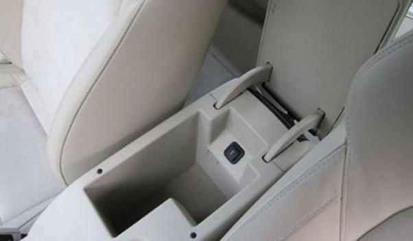 前排中央扶手，儲(chǔ)物又舒適（兩全其美）