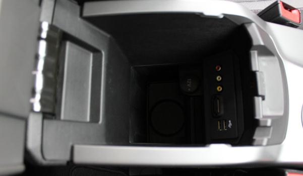 前排中央扶手，儲(chǔ)物又舒適（兩全其美）