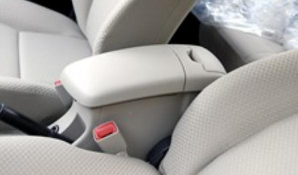 前排中央扶手，儲(chǔ)物又舒適（兩全其美）