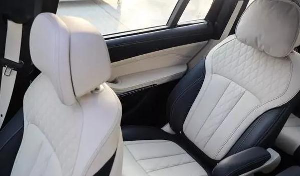 第二排獨(dú)立座椅，提高舒適性（注意轉(zhuǎn)彎行駛要減速）