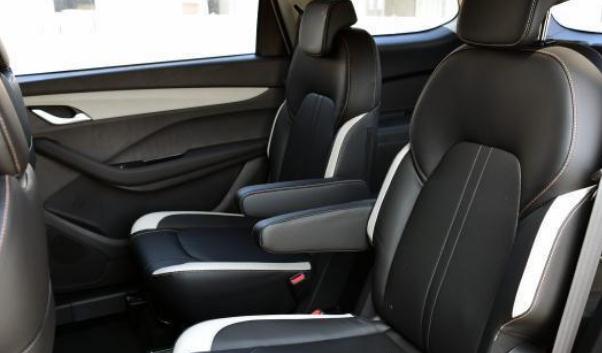 第二排獨(dú)立座椅，提高舒適性（注意轉(zhuǎn)彎行駛要減速）