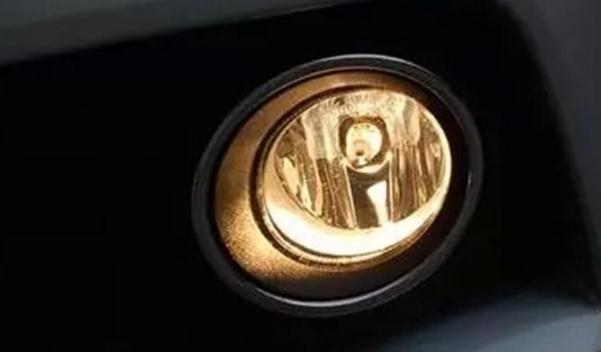 什么是車前霧燈，鹵素黃色光霧燈（穿透能力強(qiáng)）