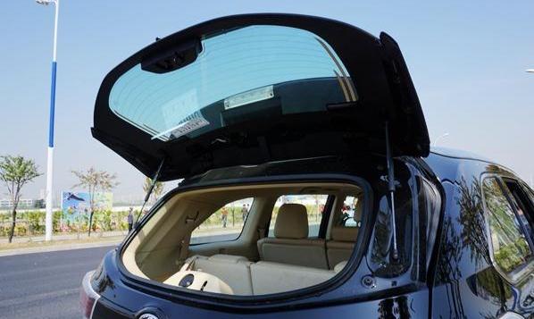 什么是尾門(mén)玻璃獨(dú)立開(kāi)啟，實(shí)用個(gè)性（轎車沒(méi)有的配置）