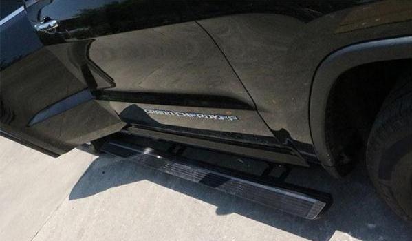 什么是車側腳踏板，方便乘車上下（電動踏板是高端車型的配置）