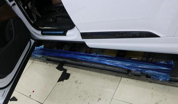 什么是車側腳踏板，方便乘車上下（電動踏板是高端車型的配置）