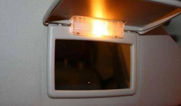 什么是車內(nèi)化妝鏡，車內(nèi)化妝鏡不等于后視鏡（后視鏡可以當(dāng)做化妝鏡）