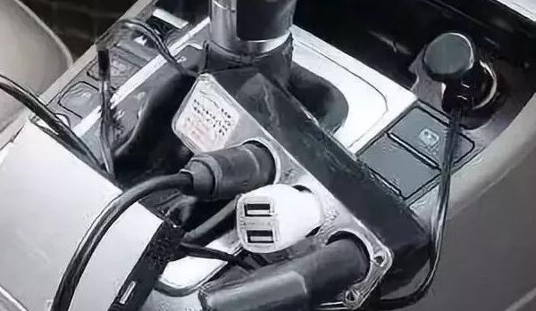 什么是行李廂12V電源接口，車載電器用起來(lái)(不能超過(guò)120W）