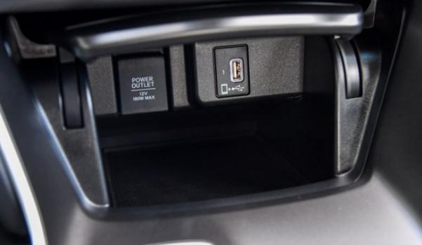 USB/Type-C接口數(shù)量，充電娛樂(lè)都滿足（USB接口很方便）