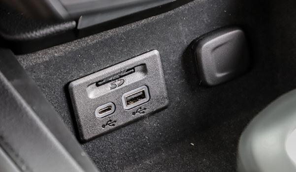 USB/Type-C接口數(shù)量，充電娛樂(lè)都滿足（USB接口很方便）