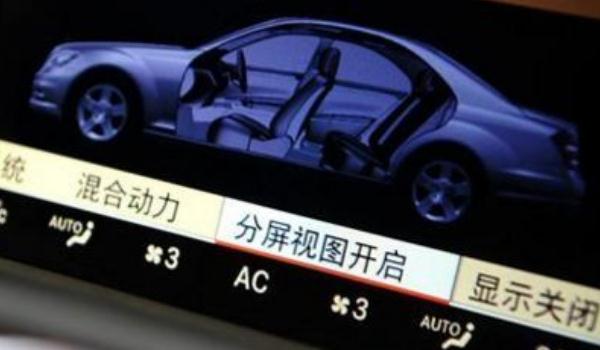 中控液晶屏分屏顯示，高端車型的配置（各取所需互不干擾）