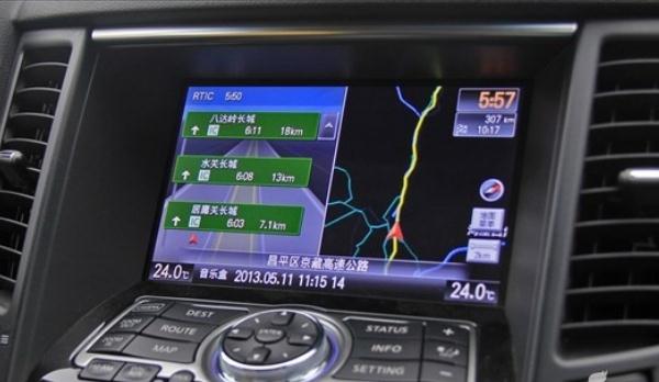 中控液晶屏分屏顯示，高端車型的配置（各取所需互不干擾）