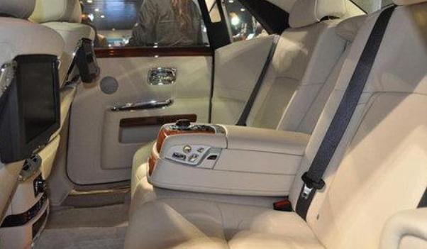 什么是后排控制多媒體，功能實(shí)用高端大氣（奢華的象征）