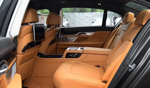 什么是后排控制多媒體，功能實(shí)用高端大氣（奢華的象征）