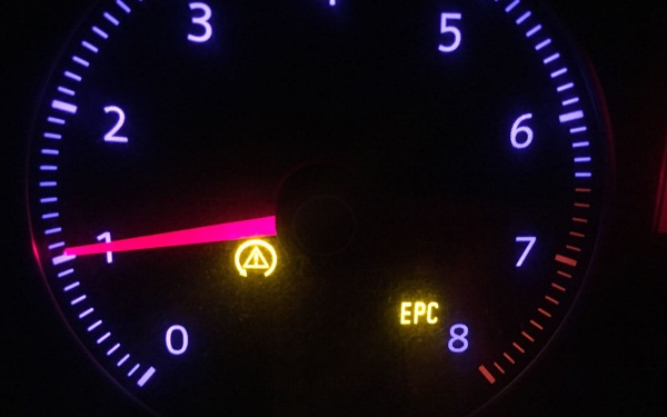 儀表盤(pán)黃燈三角感嘆號(hào) 儀表盤(pán)黃燈什么意思