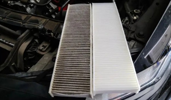 新款奧迪a6l空調(diào)濾芯的位置 在副駕駛腳墊上方的位置