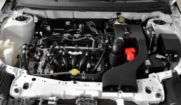 東南a5翼舞空氣濾芯在哪里 在發(fā)動機(jī)艙右上方的位置