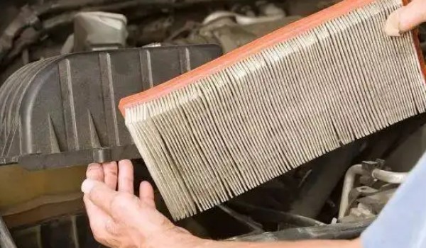 東南a5翼舞空氣濾芯在哪里 在發(fā)動機(jī)艙右上方的位置