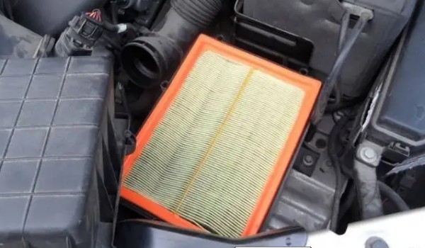 東南dx3空氣濾芯位置 位于發(fā)動機(jī)艙右下角