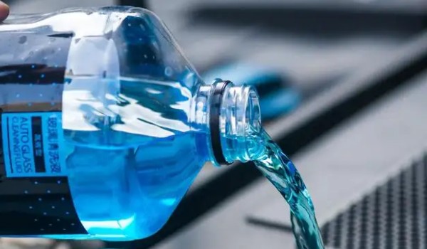 海馬6p玻璃水在哪加 位于發(fā)動機艙左下角位置