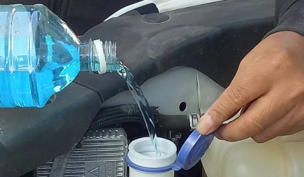 大眾凌渡什么地方加玻璃水 引擎艙右下角藍色瓶蓋