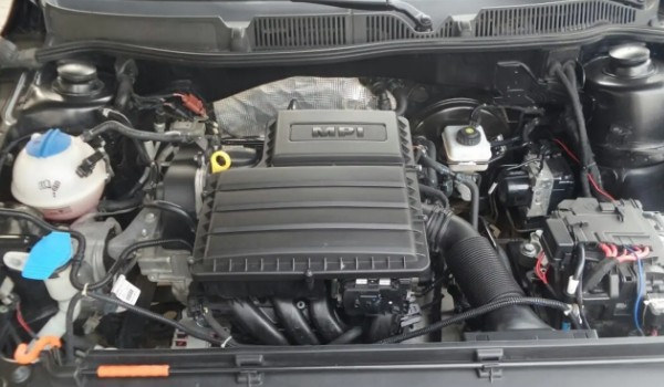 大眾朗逸在哪里加玻璃水 位于發(fā)動機(jī)艙的左下角位置