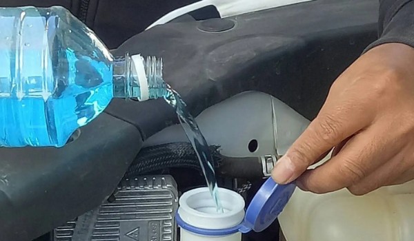 大眾朗逸在哪里加玻璃水 位于發(fā)動機(jī)艙的左下角位置