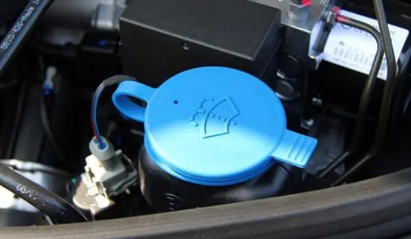 大眾朗逸在哪里加玻璃水 位于發(fā)動機(jī)艙的左下角位置