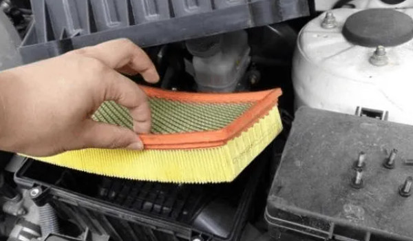 豐田凱美瑞空氣濾芯在哪個(gè)位置 發(fā)動(dòng)機(jī)艙右下角位置