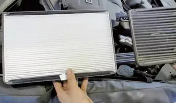 榮放空調濾芯在什么位置 位于副駕駛手套箱的內側