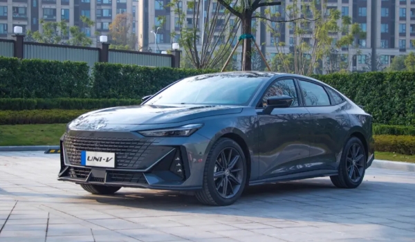 長(zhǎng)安uni-v車(chē)身尺寸是多少 長(zhǎng)寬高4680*1838*1430mm