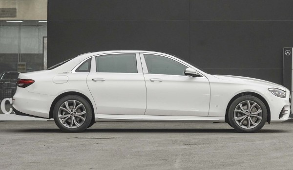 奔馳e級買什么顏色好看 北極白配色十分好看(運(yùn)動又時(shí)尚)