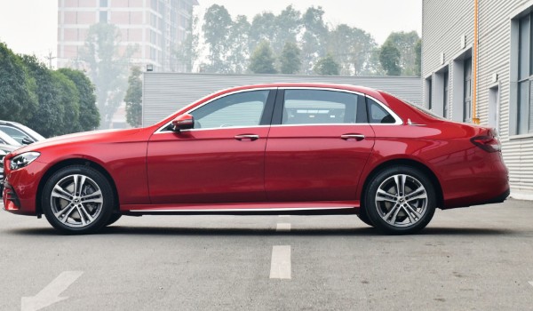 奔馳e級買什么顏色好看 北極白配色十分好看(運(yùn)動又時(shí)尚)