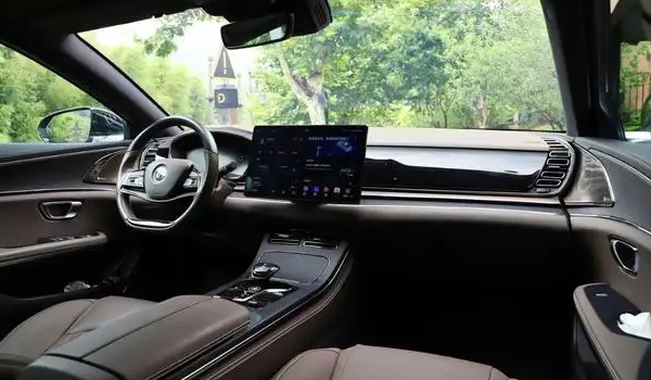 比亞迪漢和比亞迪e9哪個(gè)好，比亞迪漢配置更豪華（同價(jià)位下）