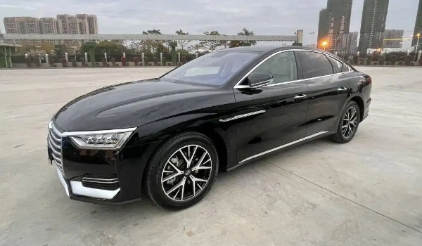 比亞迪漢和比亞迪e9哪個(gè)好，比亞迪漢配置更豪華（同價(jià)位下）