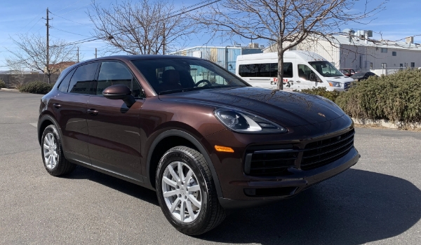 保時(shí)捷卡宴混動(dòng)好還是油的好，追求動(dòng)力當(dāng)然是油的刺激