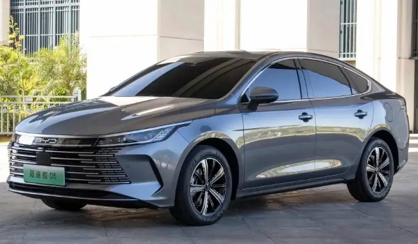 比亞迪驅(qū)逐艦05價(jià)格參數(shù)，最新款售價(jià)11萬（發(fā)動(dòng)機(jī)最大功率110馬力）