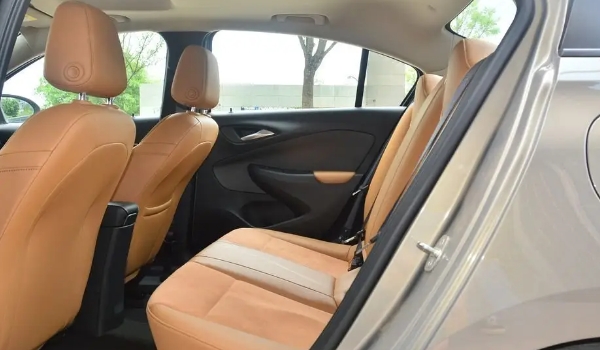 別克凱越車怎么樣，動力夠用油耗低（空間不算太小）