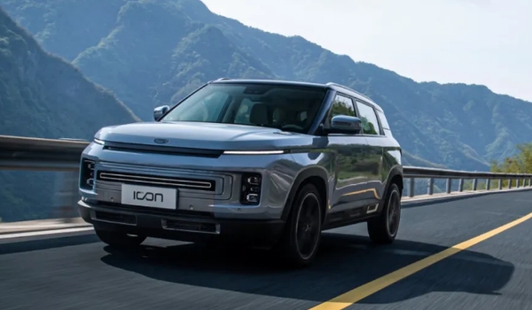 吉利icon怎么樣?三缸動(dòng)力充足油耗節(jié)?。ǔ藘?chǔ)空間夠用）