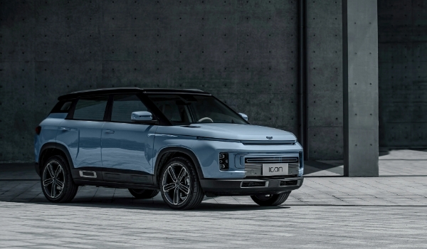 吉利icon怎么樣?三缸動(dòng)力充足油耗節(jié)?。ǔ藘?chǔ)空間夠用）