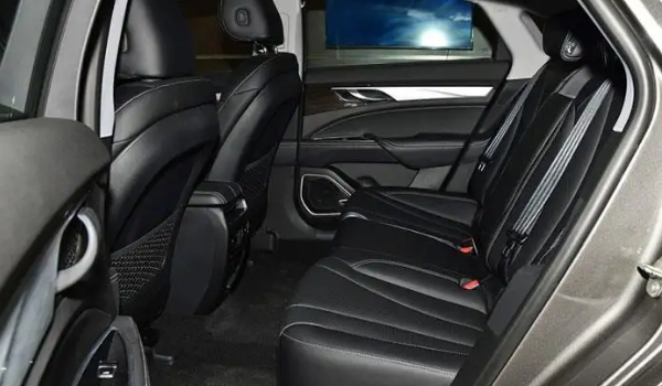 吉利博瑞口碑評(píng)價(jià)怎么樣，科技配置高級(jí)豐富（油耗實(shí)測(cè)較低）