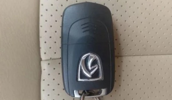 寶駿730鑰匙鎖車(chē)?yán)锪嗽趺崔k 有四種解決辦法(避免鑰匙掉入車(chē)內(nèi))