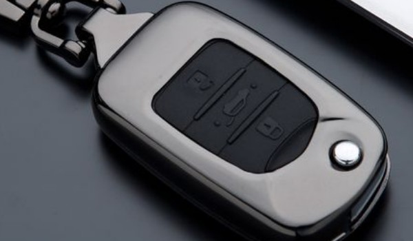 寶駿730鑰匙鎖車(chē)?yán)锪嗽趺崔k 有四種解決辦法(避免鑰匙掉入車(chē)內(nèi))