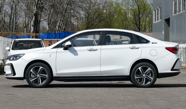 北汽eu5純電動(dòng)汽車參數(shù) 續(xù)航可達(dá)401km(車身長(zhǎng)達(dá)4.6米)