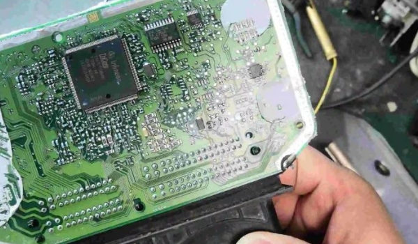 epc燈亮是什么故障，發(fā)動(dòng)機(jī)電子穩(wěn)定系統(tǒng)故障