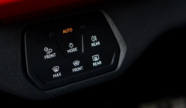 REAR汽車(chē)按鍵是什么意思 后排擋風(fēng)玻璃除霧功能按鍵